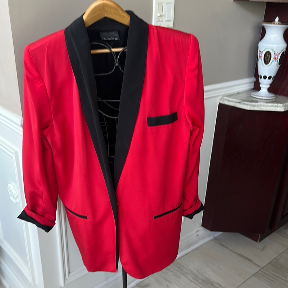 Red And black lapelled blazer,elegant ,lined